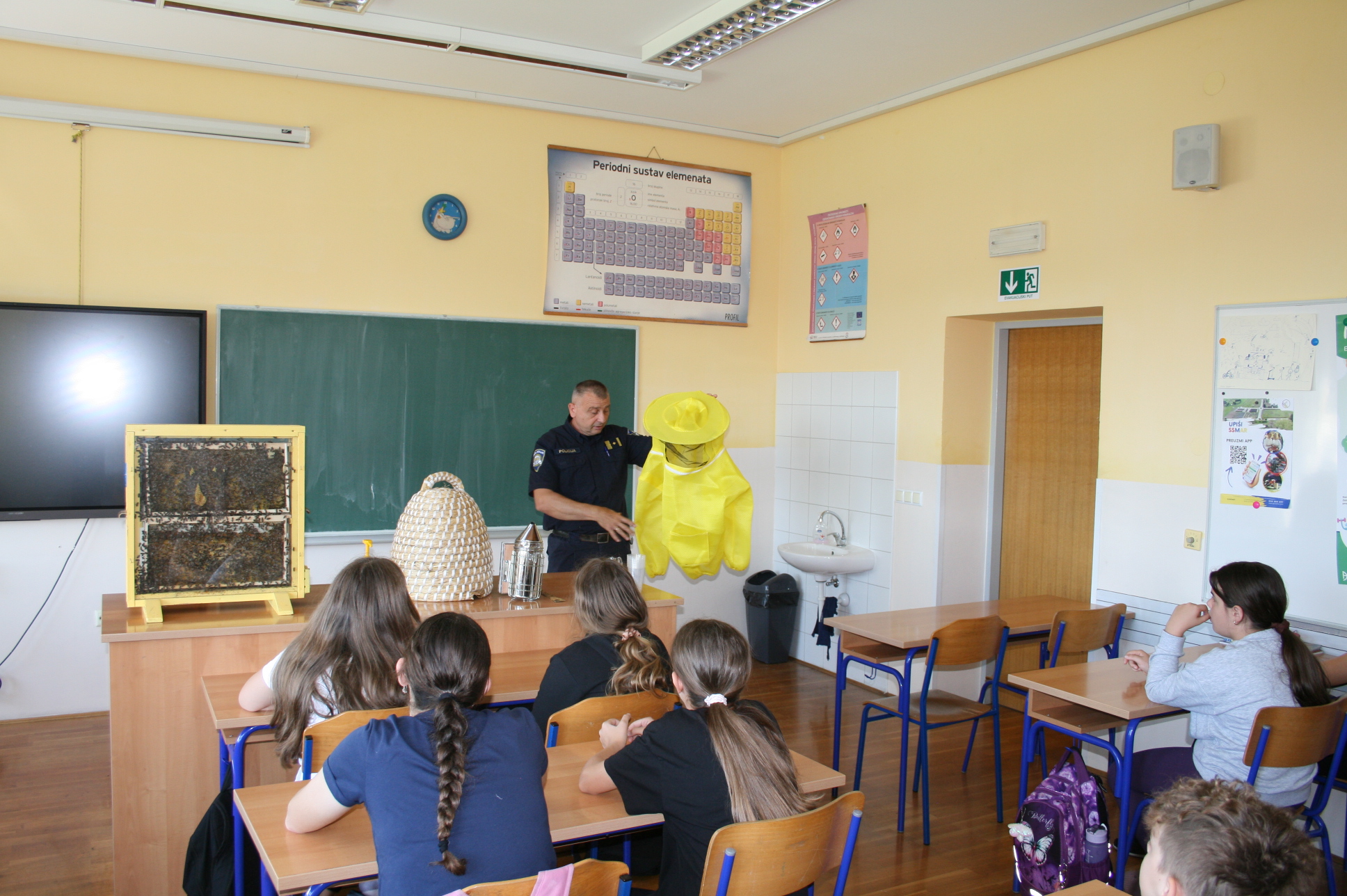 Slika /PU_BP/2026/Preventivne aktivnosti/Svjetski dan pčela/pčelice1.JPG